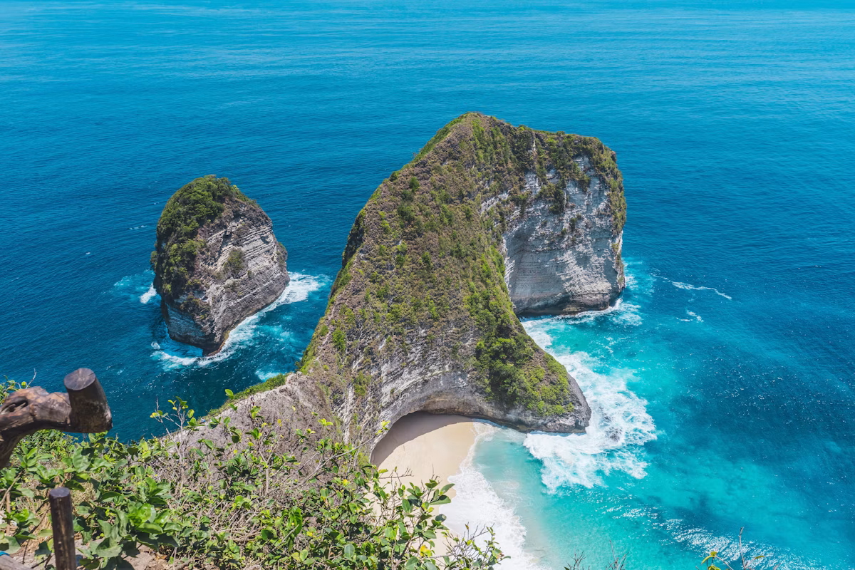 Diamond Beach, Giri Putri Cave & Bukit Teletubbies Tour