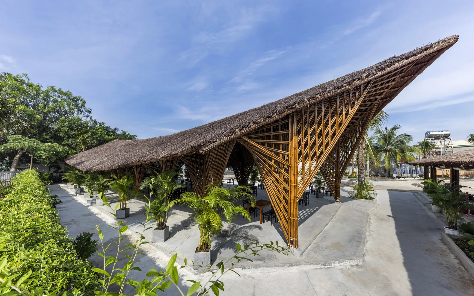 Calm Bamboo Restaurant & Grill at Calm Villa