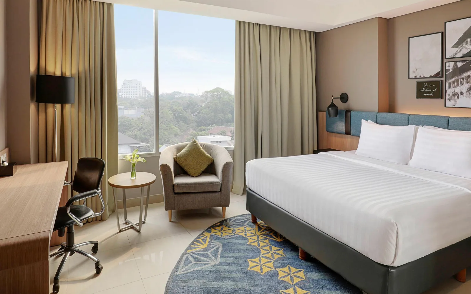 Cyber Cafe & Restaurant at Mercure Bandung Nexa Supratman