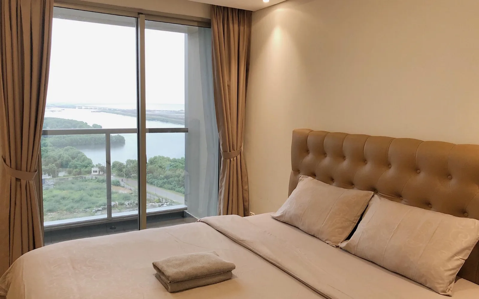 Gold Restaurant at Gold Coast PIK Sea View Apartments by LongeSuites
