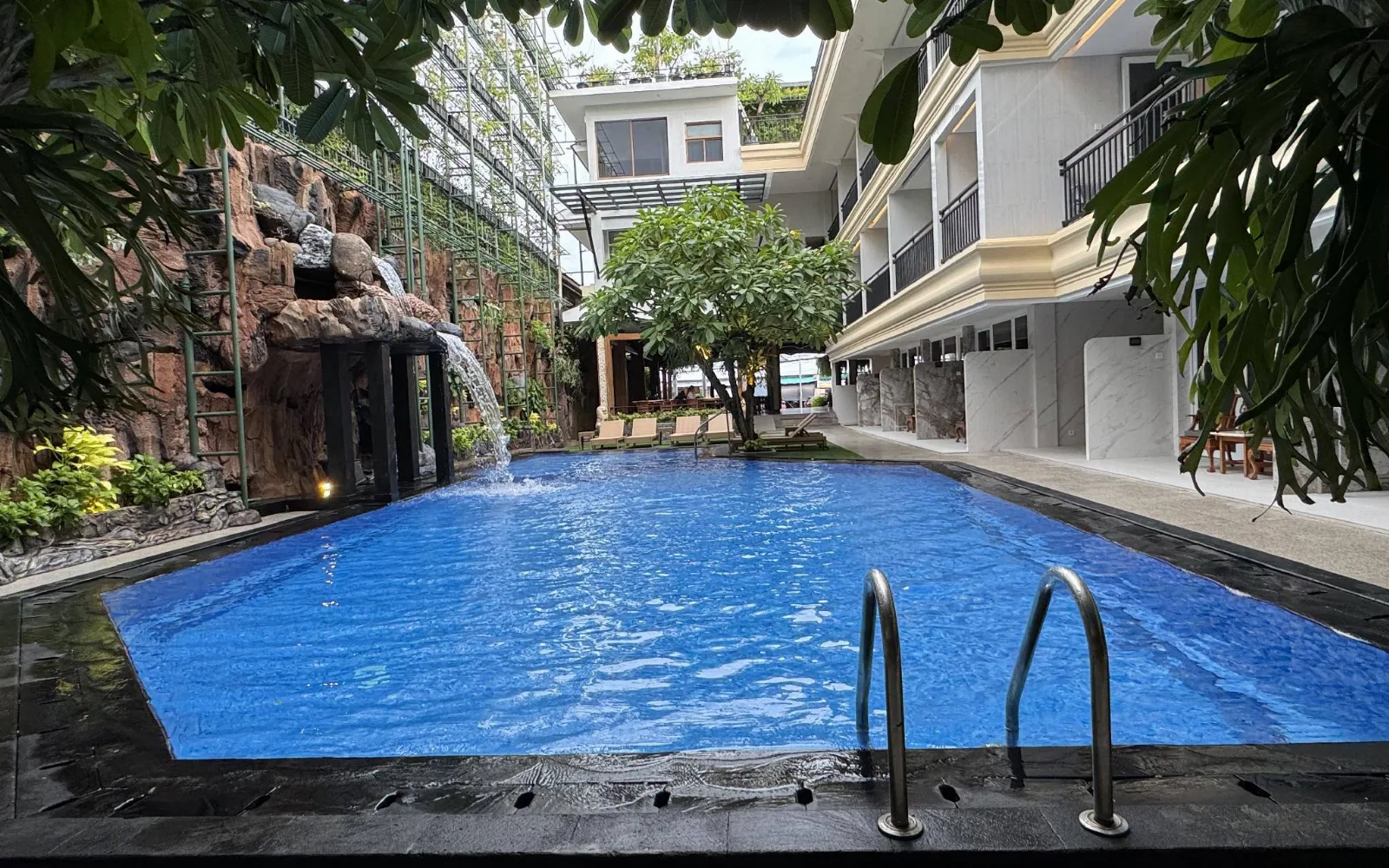 Green Garden Pool Lounge