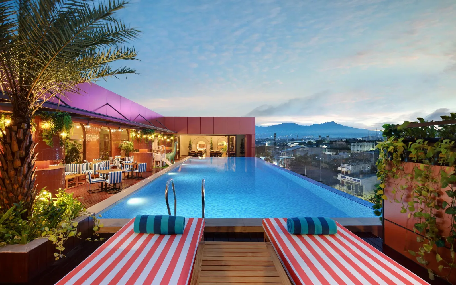 Guntur Lounge & Bar at Mercure Garut City Center