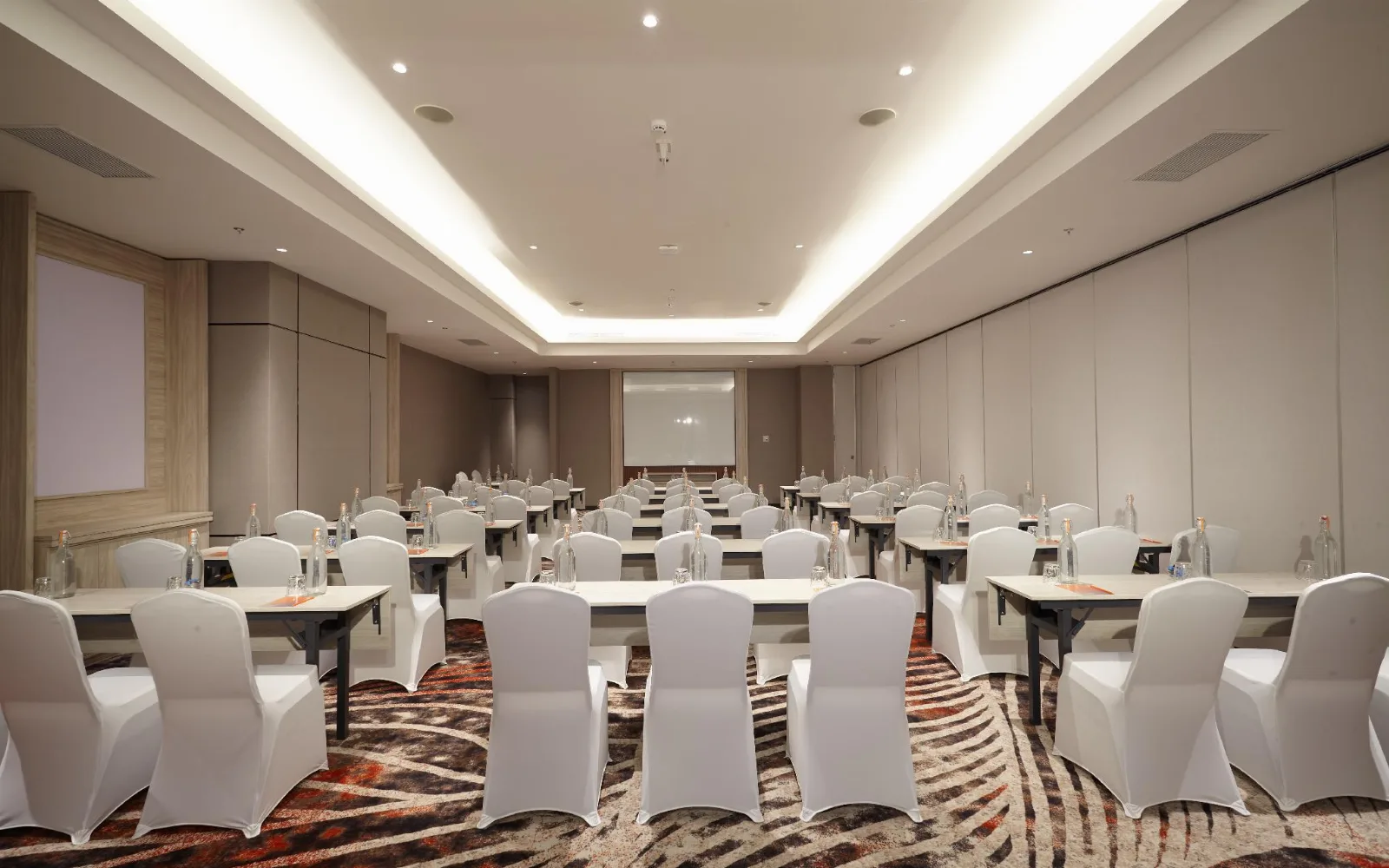 Juice Bar & Poolside Lounge at HARRIS Hotel & Convention Cibinong City Mall Bogor