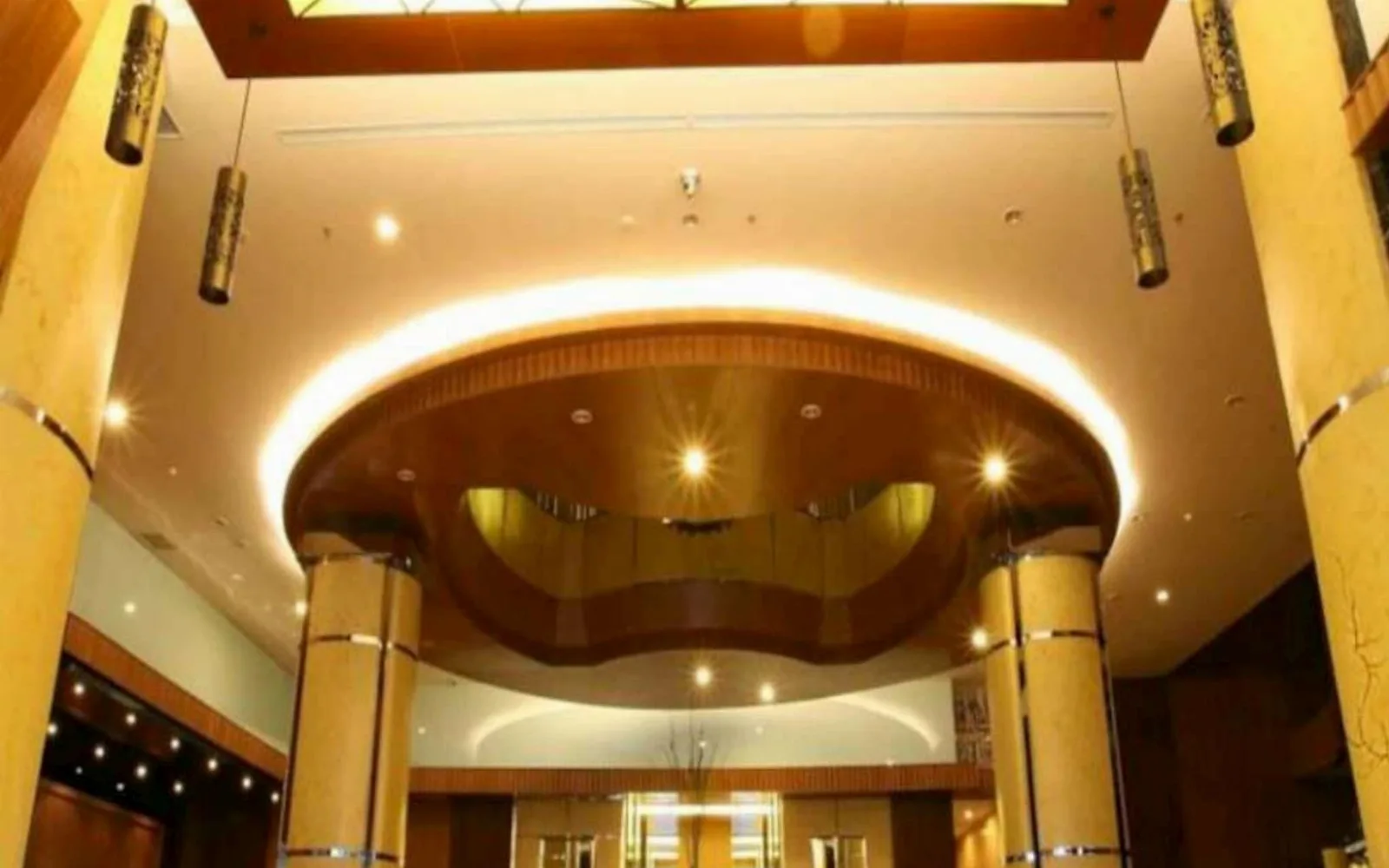 Maleosan Lounge & Pool Bar at Swiss-Belhotel Maleosan Manado