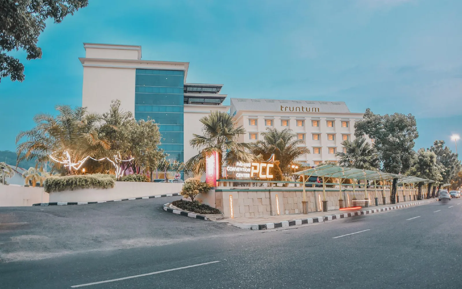 Muaro Lounge & Bar at Truntum Padang Hotel