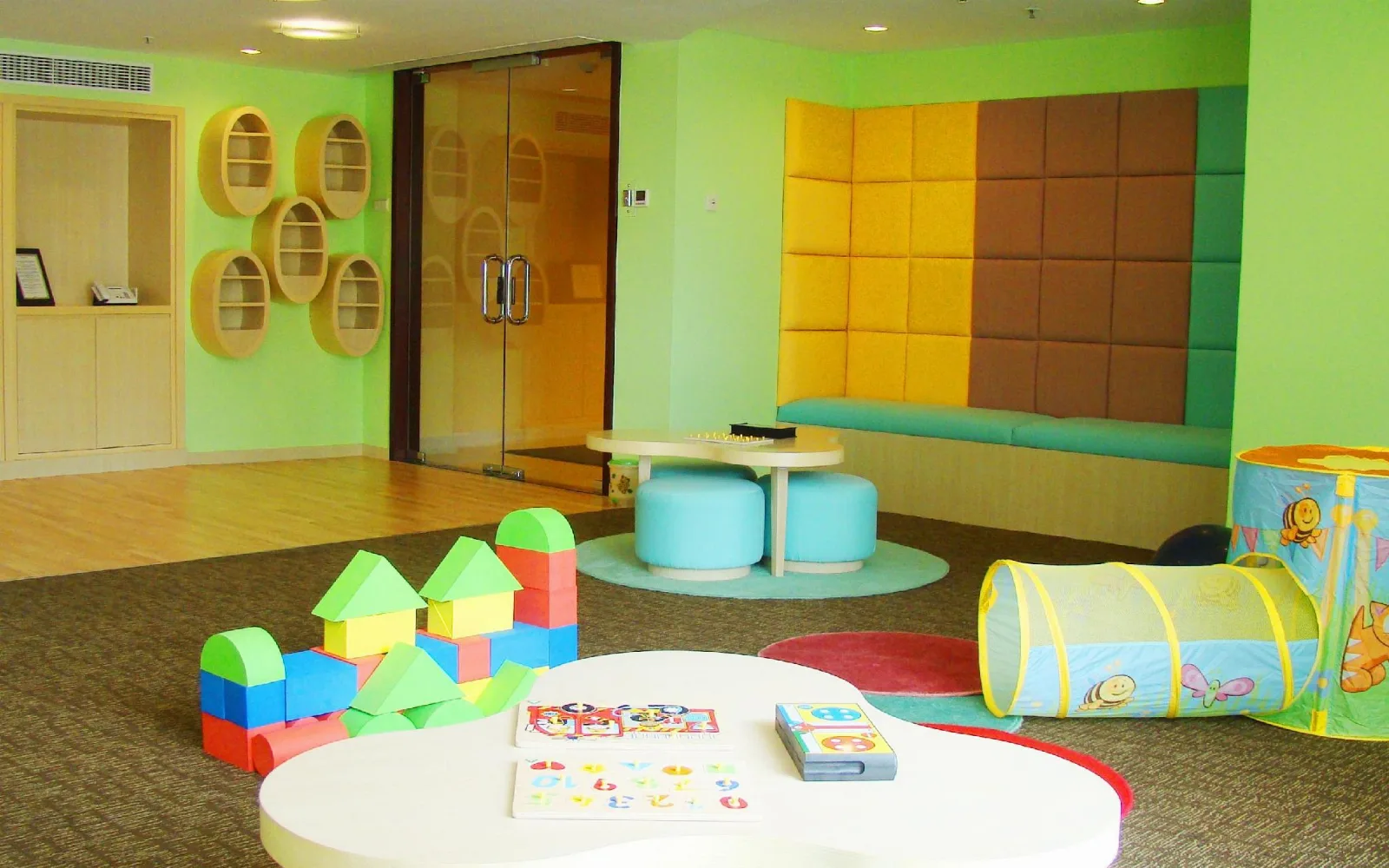 Oakwood Residents' Lounge & Bar at Oakwood Premier Cozmo Jakarta