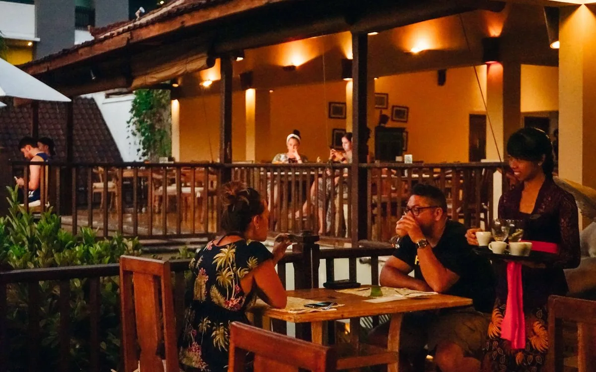 Poolside Bar & Lounge