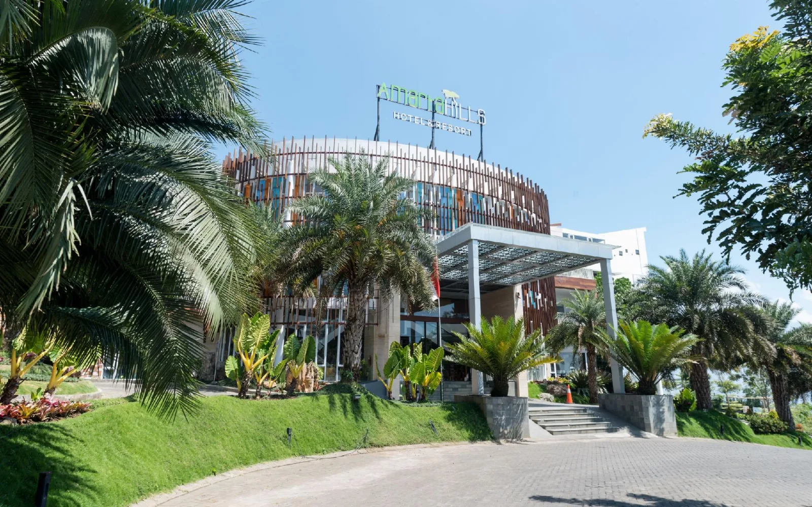 Poolside Bar & Lounge