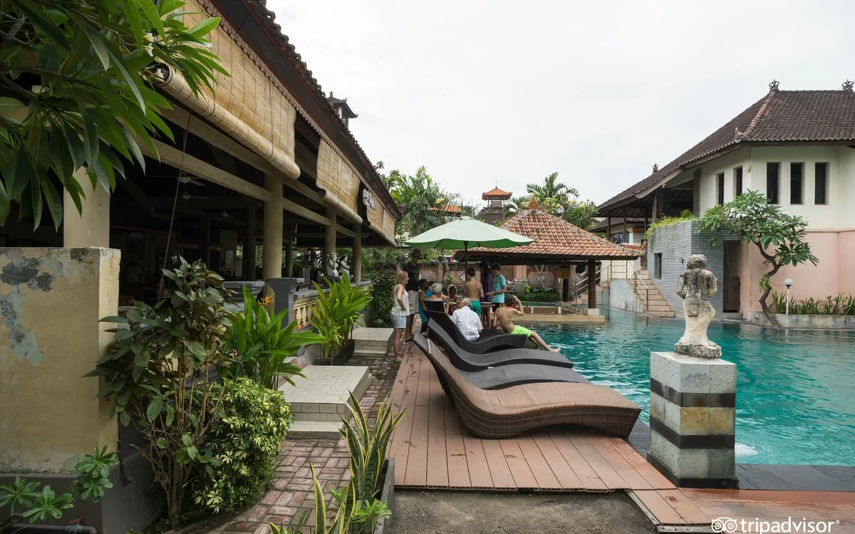 Poolside Bar & Lounge