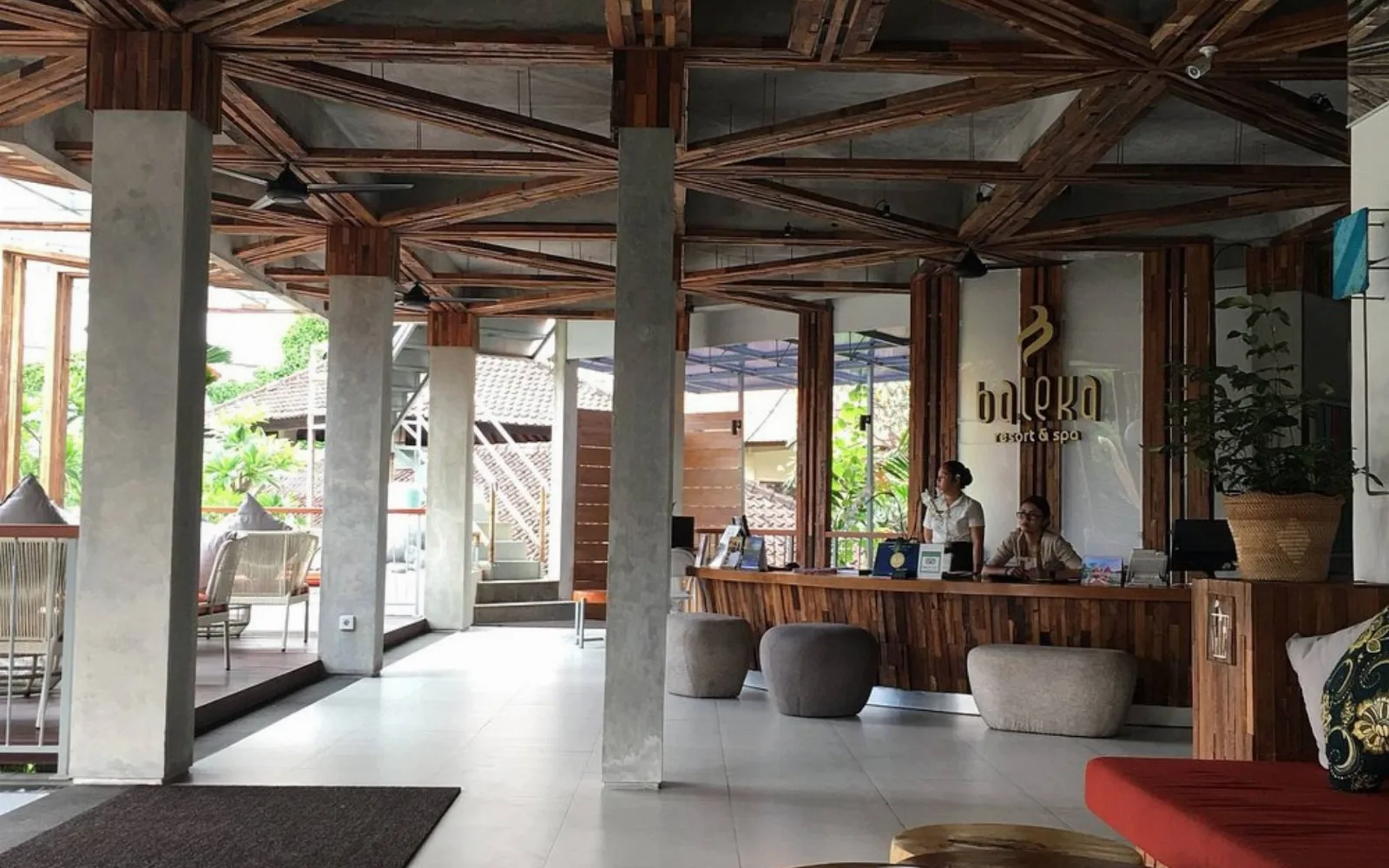 Poolside Bar & Lounge