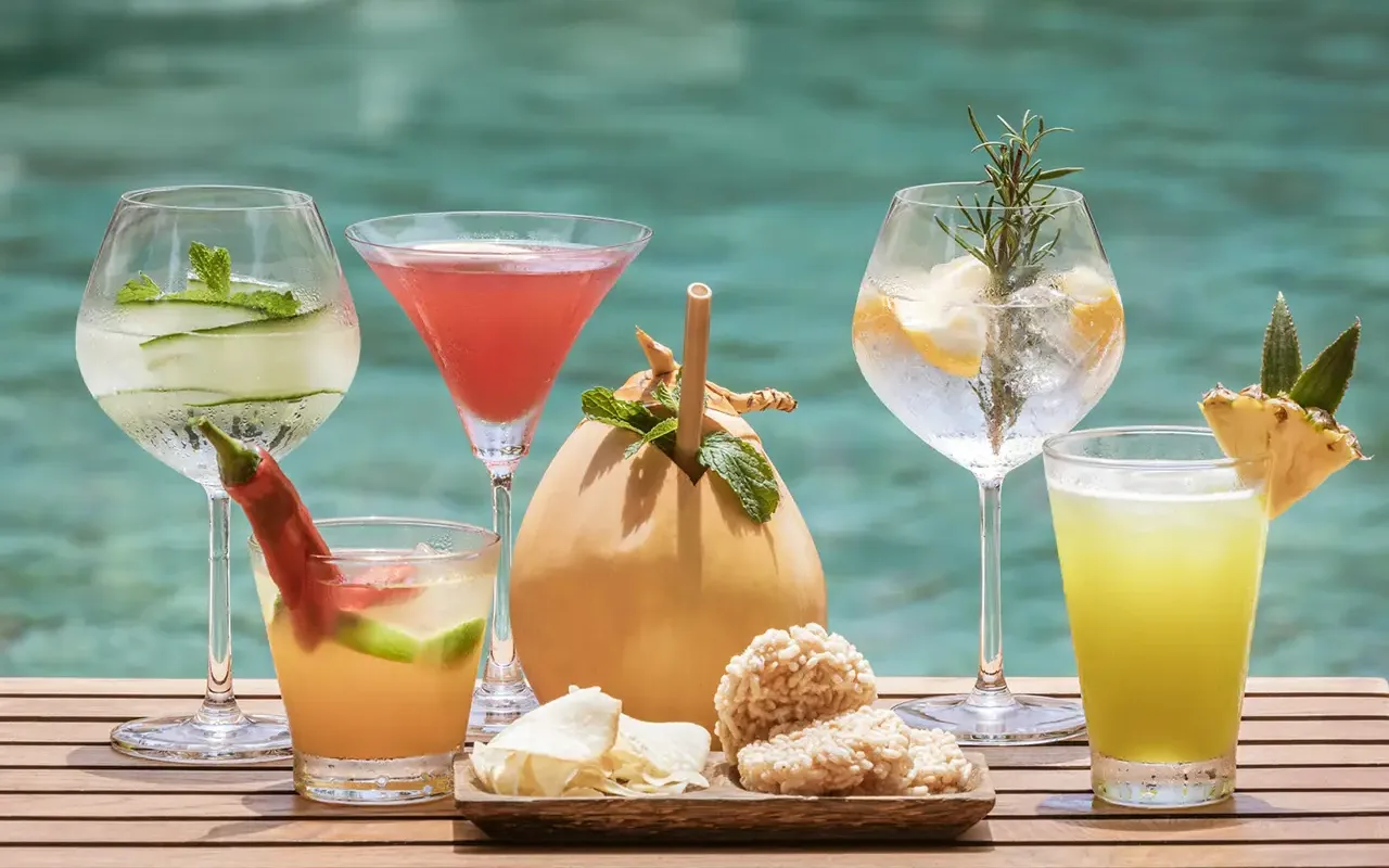 Poolside Bar & Lounge
