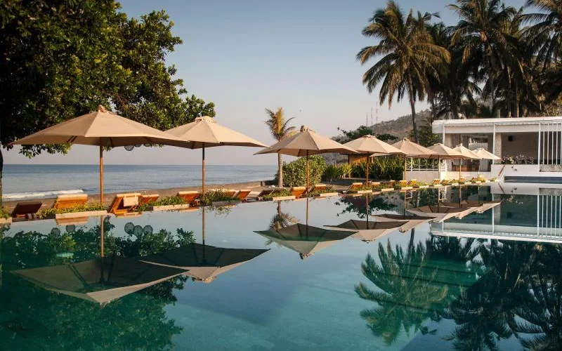 Poolside Bar & Lounge