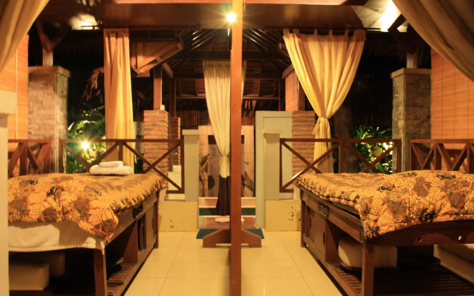 Poolside Bar & Lounge