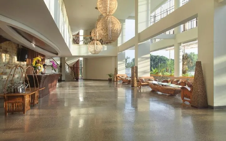 Poolside Bar & Lounge