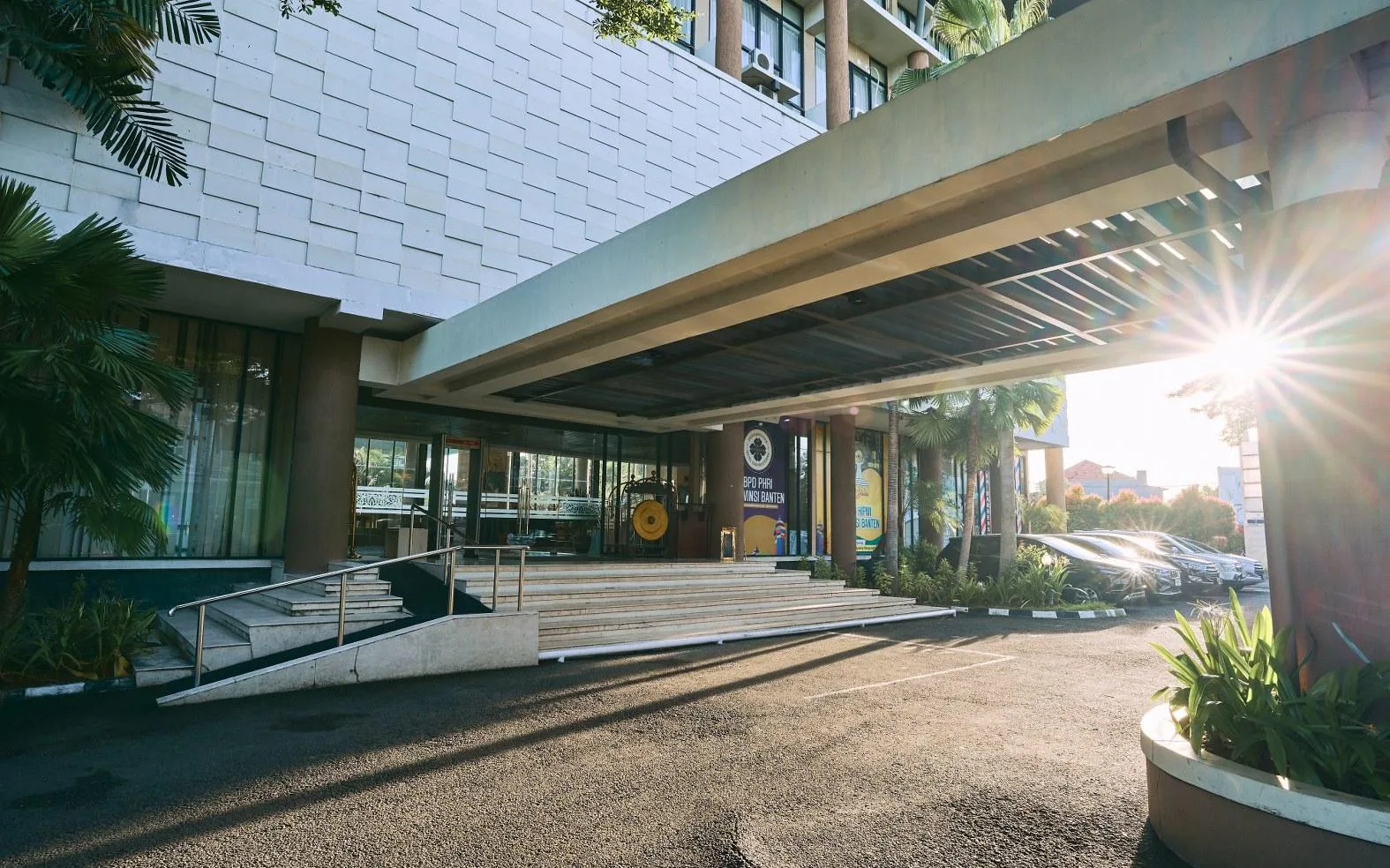 Ratu Lounge & Pool Bar at Horison Ultima Ratu Serang