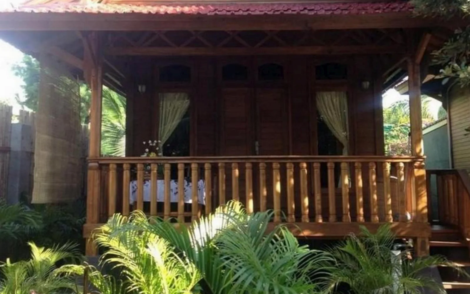 Rust Oceanfront Restaurant at Rust Mimpi Manis Bungalows