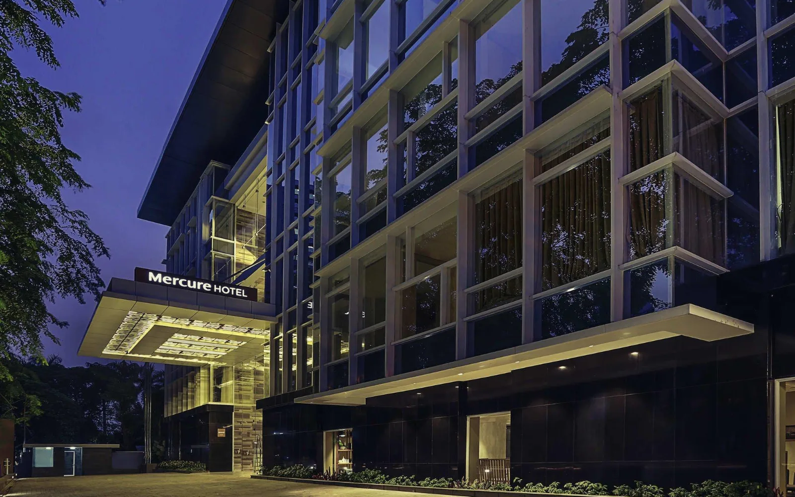 Sabang Lounge & Pool Bar at Mercure Jakarta Sabang