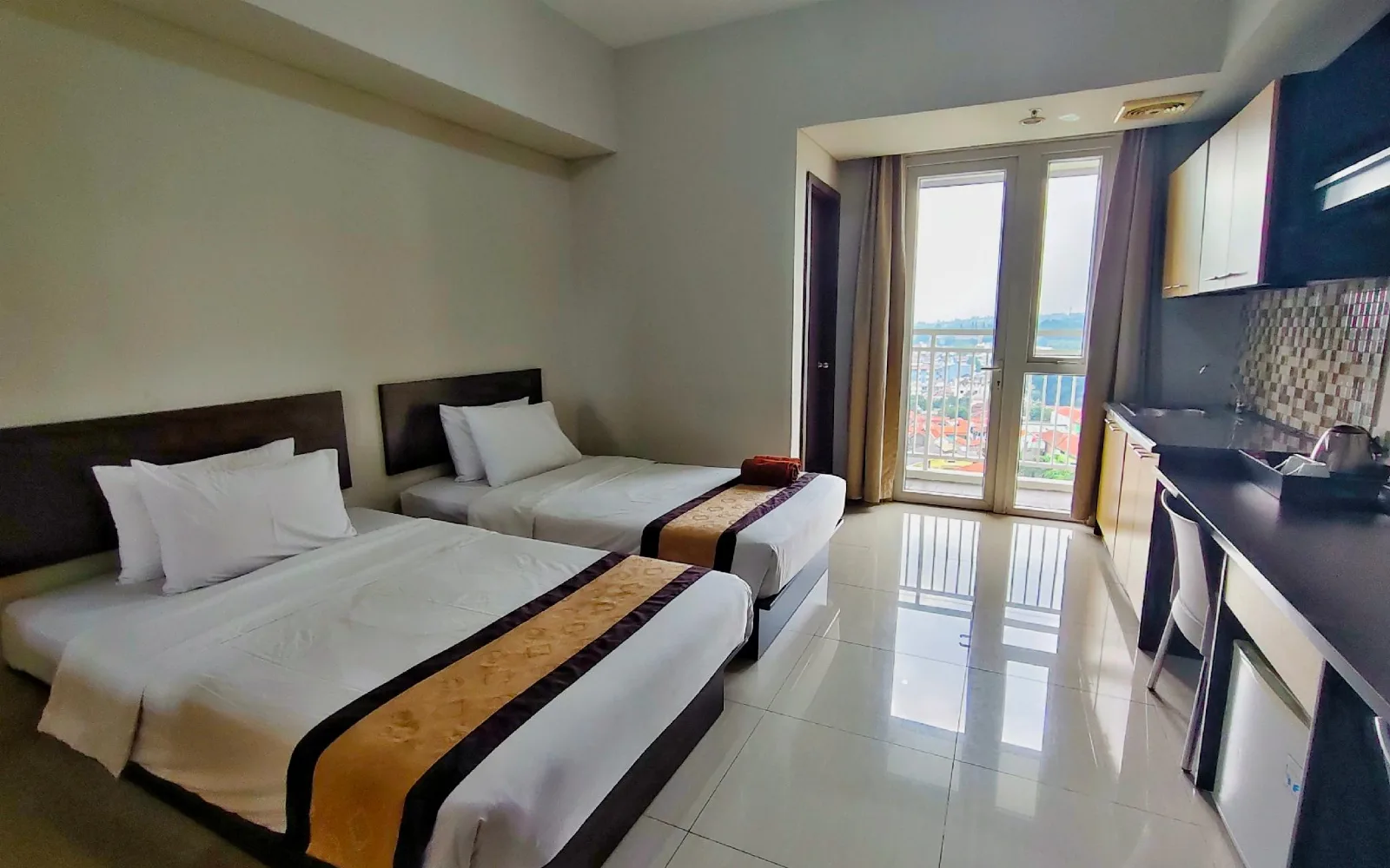 SKYLAND Restaurant at SKYLAND CITY HOTEL JATINANGOR