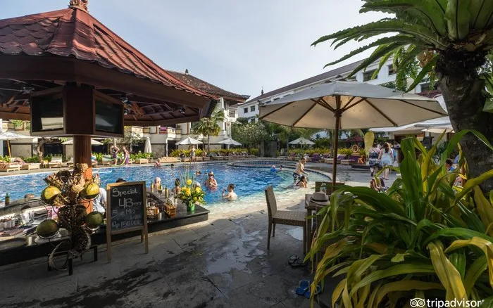 Sunken Pool Bar