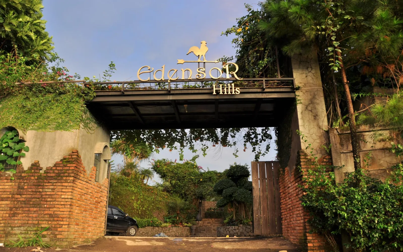 Sunset Breeze Bar at EdensoR Hills Villa, Resort & Café Sharia