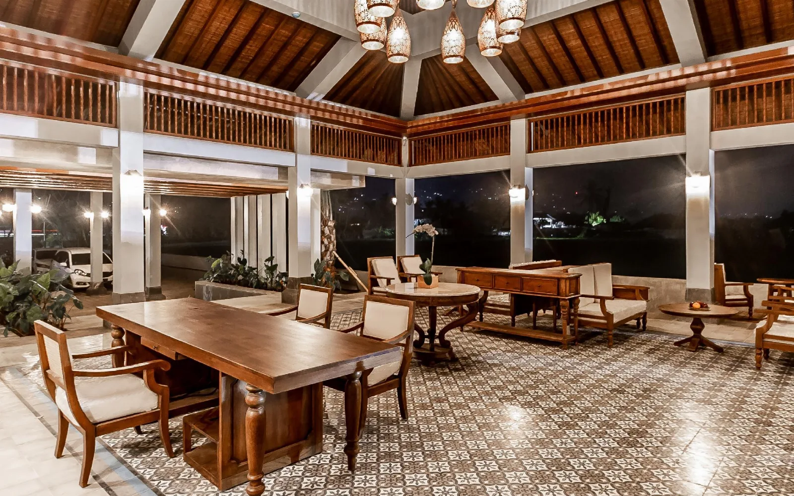 Sunset Breeze Bar at Lovina Beach Club and Resort