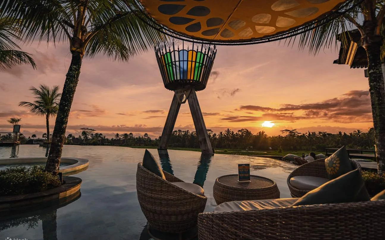 Sunset Pool Bar at Everyday Hotel Kuta Central