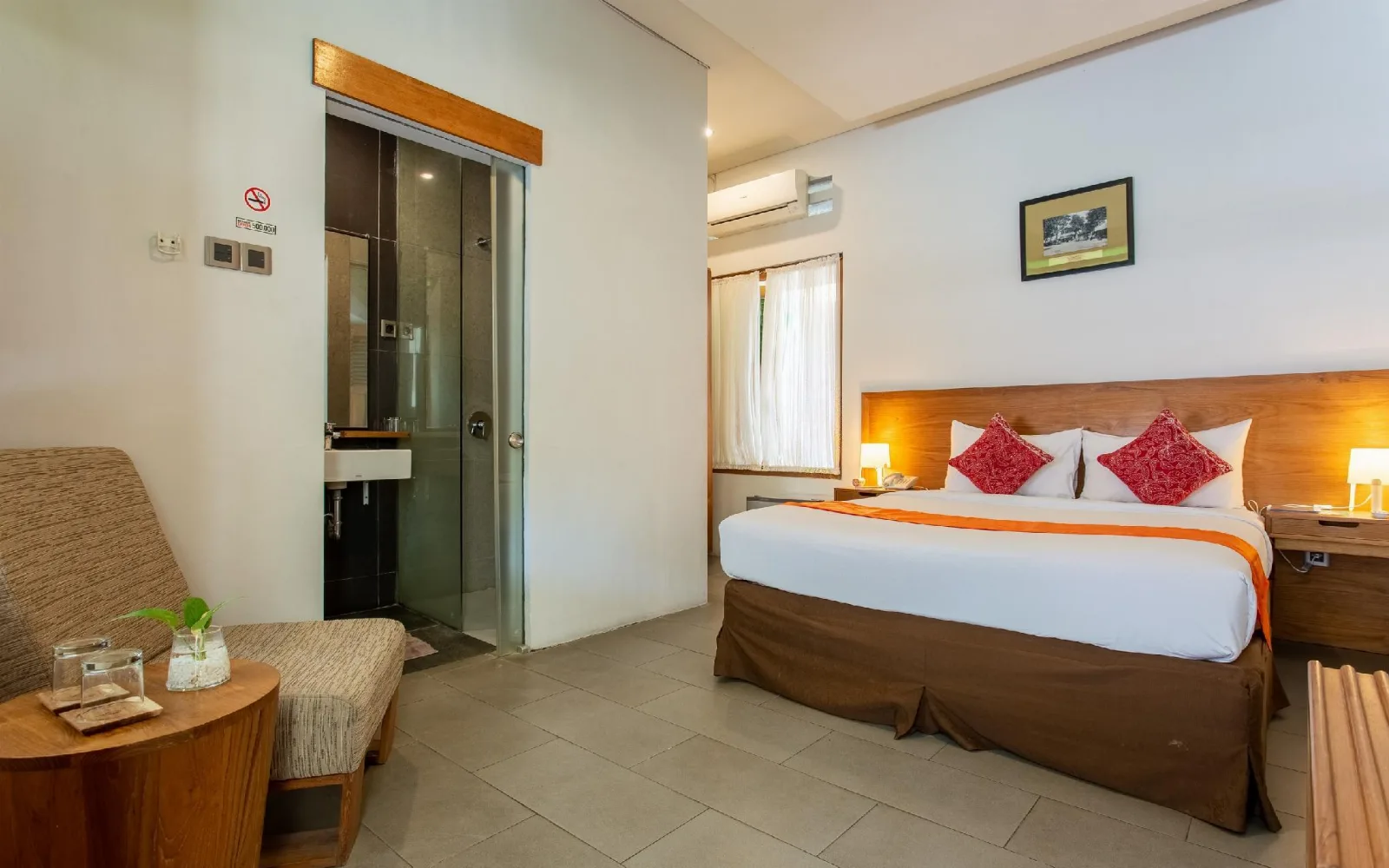 surrounded by a tropical garden and serves local cuisine at Hotel Blambangan