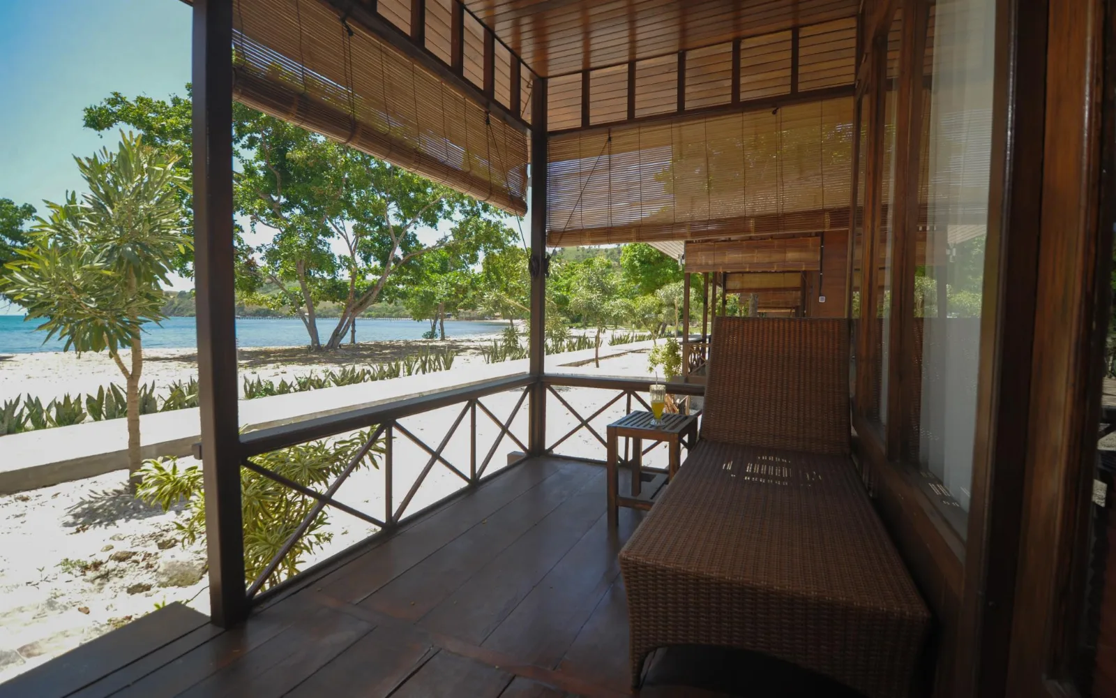 Sylvia Oceanfront Restaurant at Sylvia Beach Villa