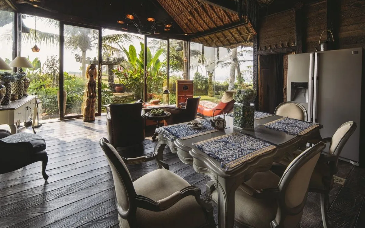 The Absolute Sunset Lounge at Absolute Beachfront Romantic Villa Laut