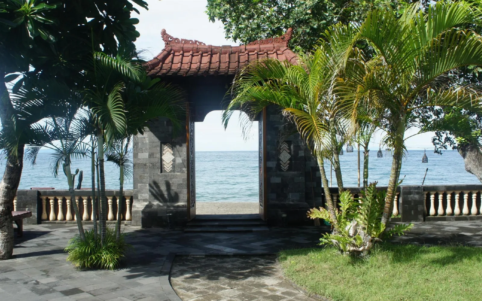 The Batu Beach Club & Lounge at Batu Bolong Cottages