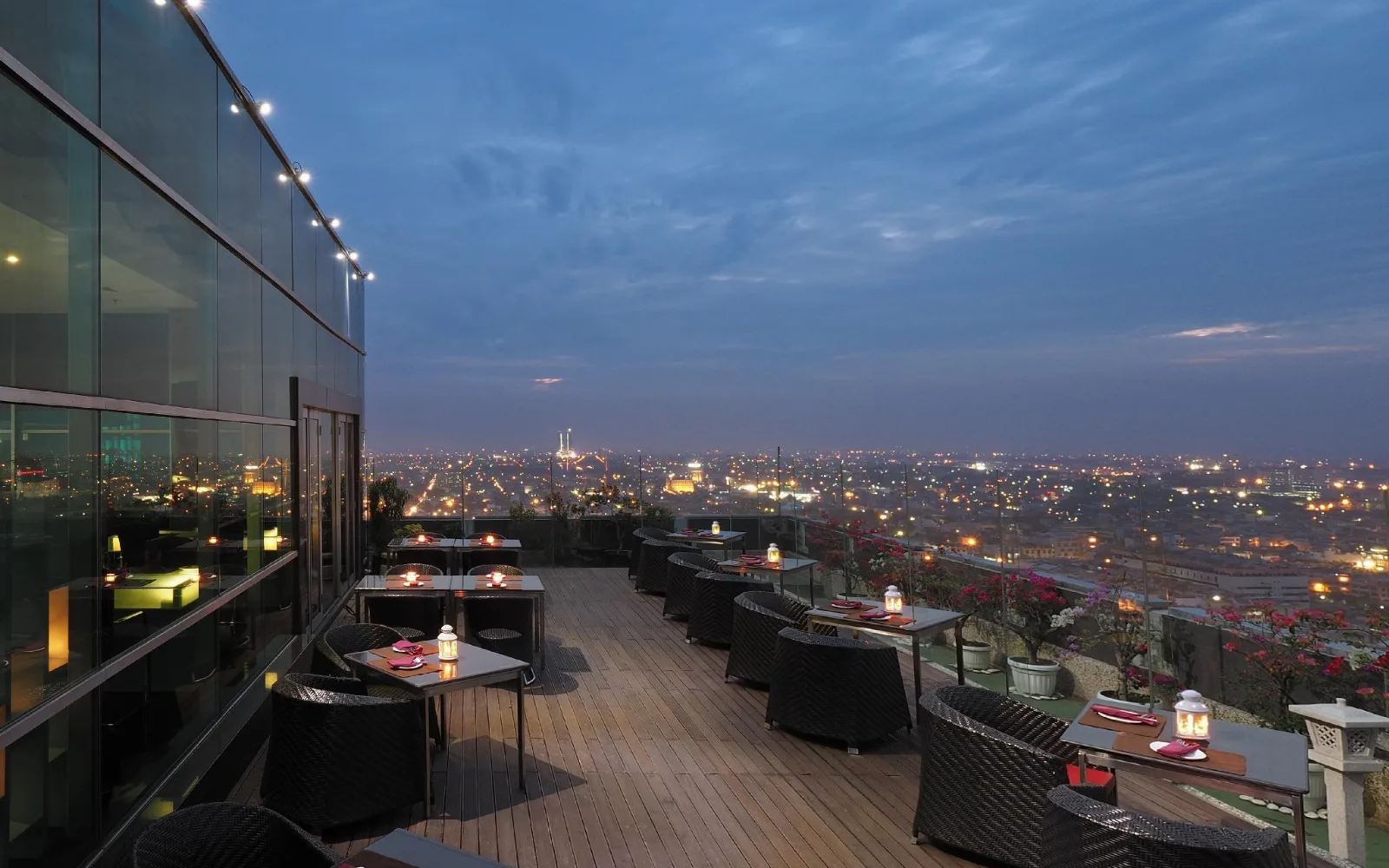 The Cafe at Cambridge Hotel Medan