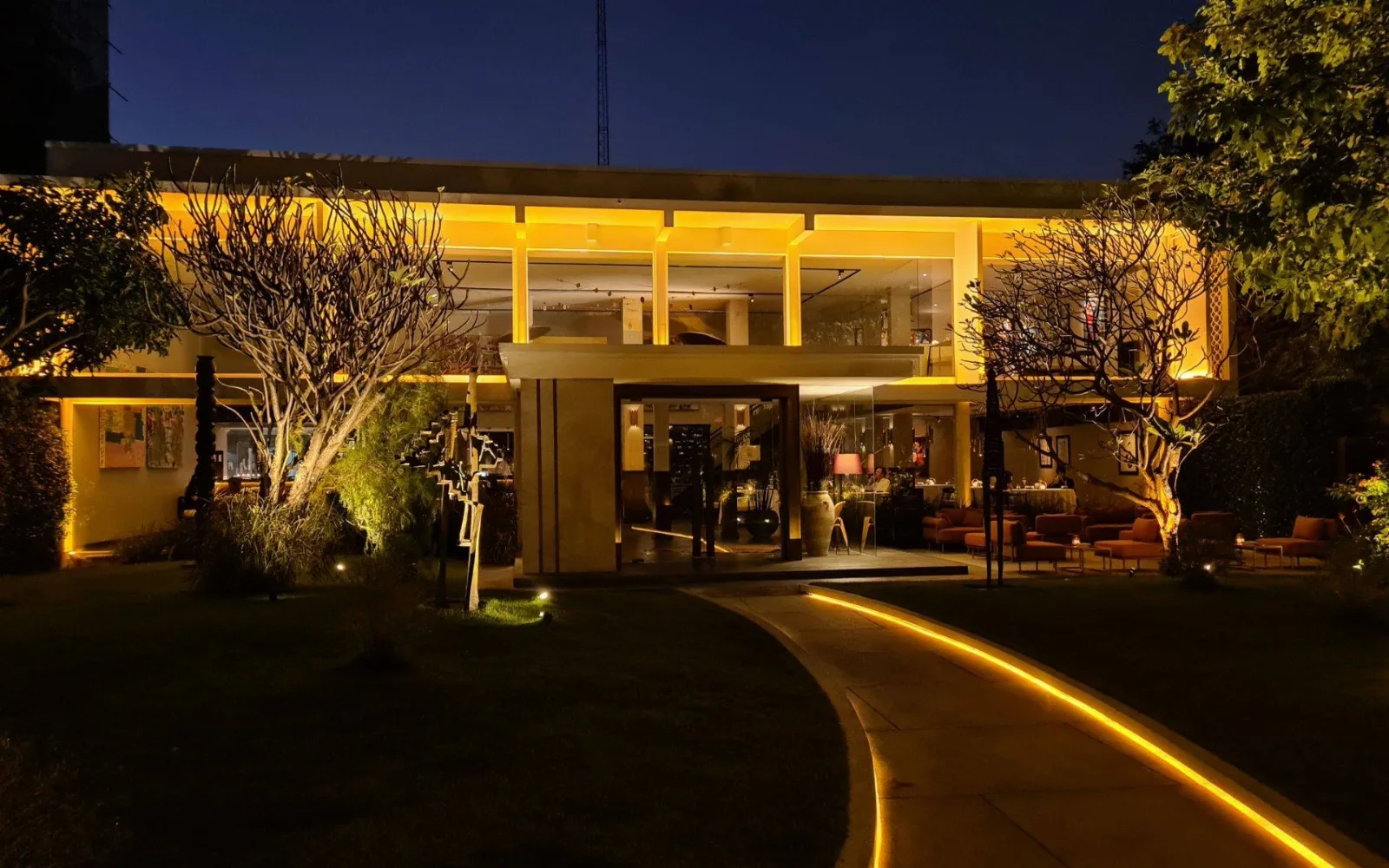 The Clara Lounge at Clara Villa @ SPA, restaurant, transport - guide