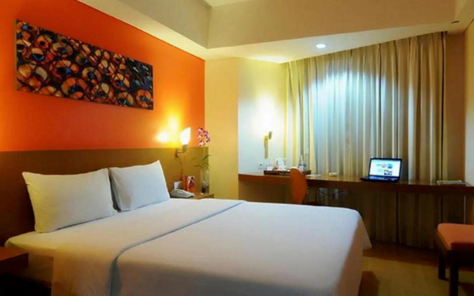 The Lobby Lounge & Bar at Ibis Semarang Simpang Lima