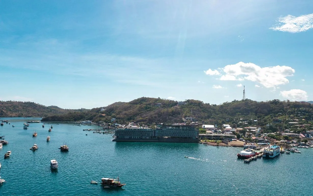 The Meruorah Harbor Sunset Lounge at Meruorah Komodo Labuan Bajo