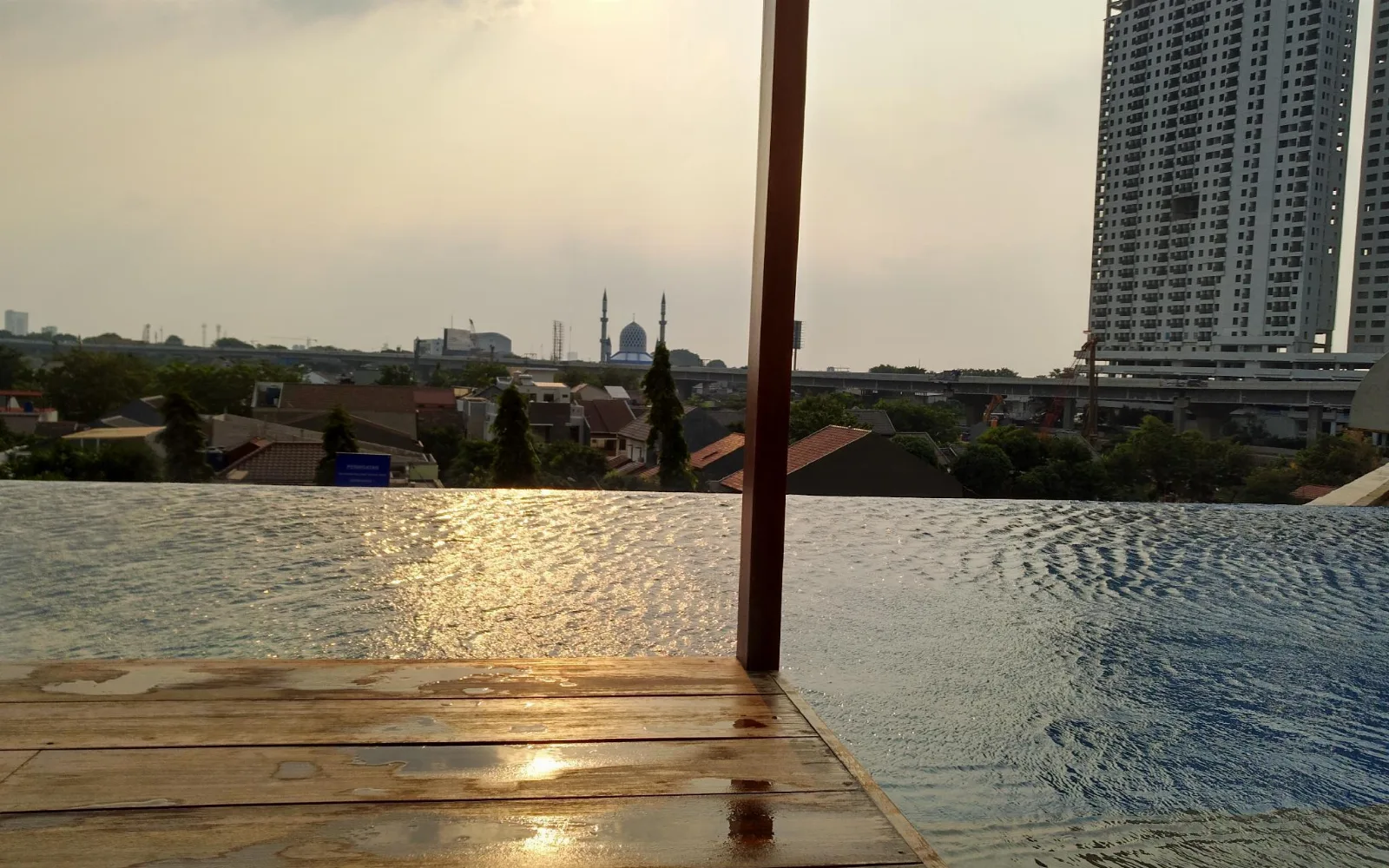 The Restaurant at Apartemen Grand Kamala Lagoon 2 Bekasi Free Wifi