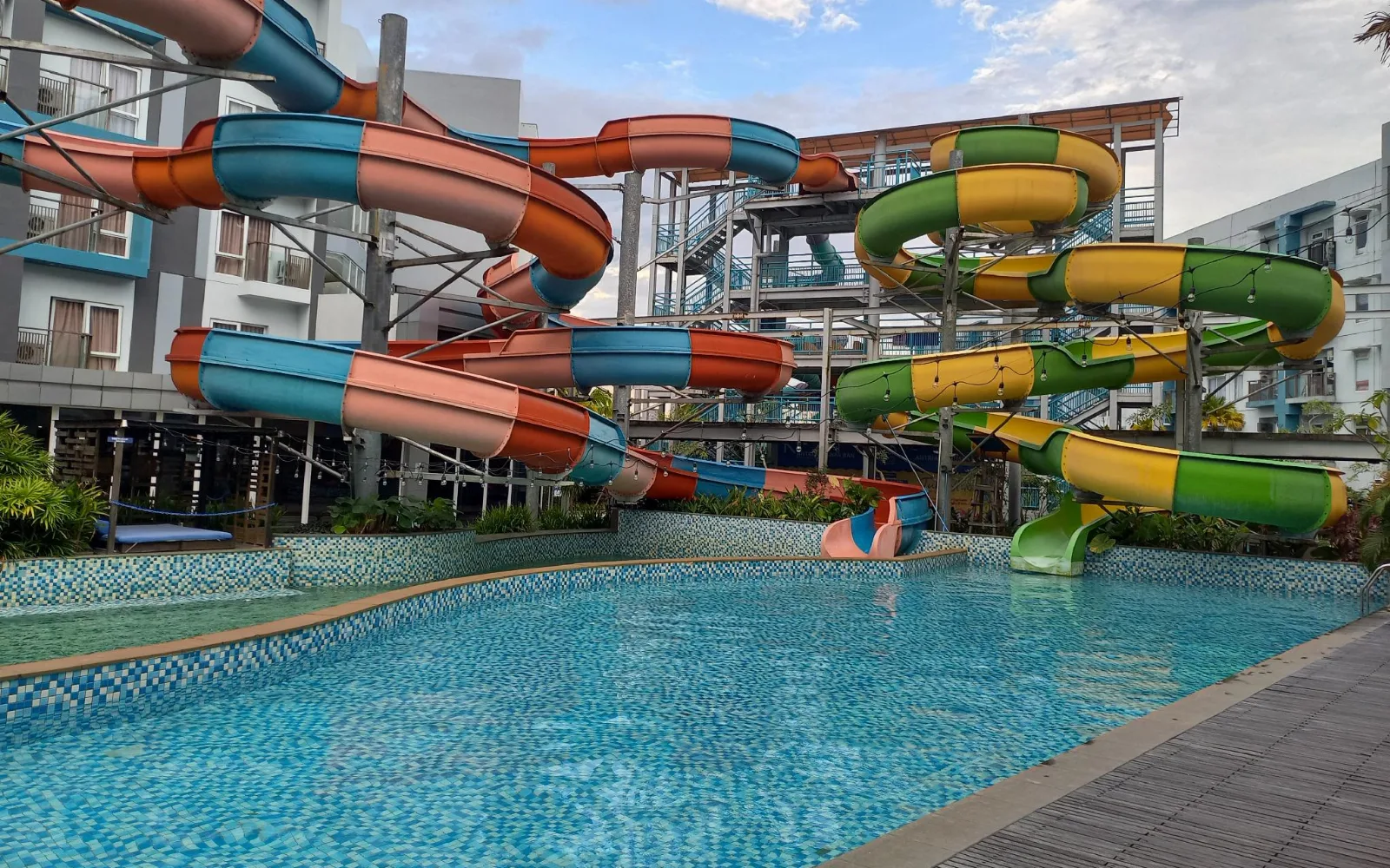 The Restaurant at PENTAPOLIS WONGKITO - AQUA BOOM Water Park