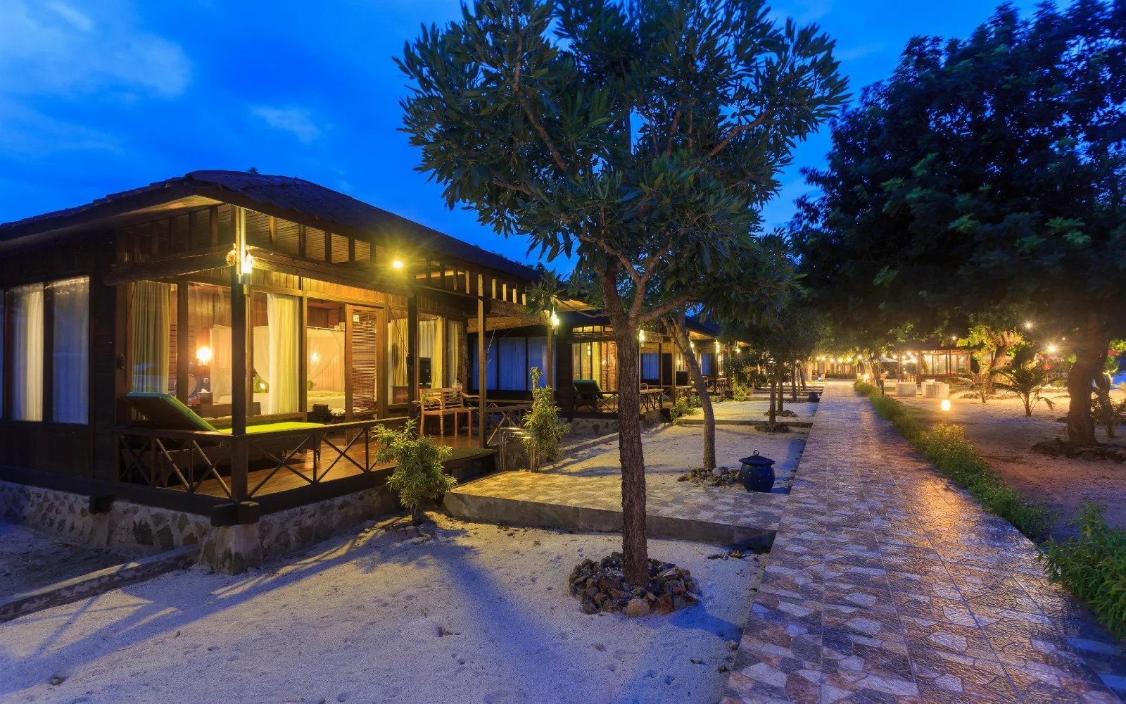 The Sylvia Harbor Sunset Lounge at Sylvia Beach Villa