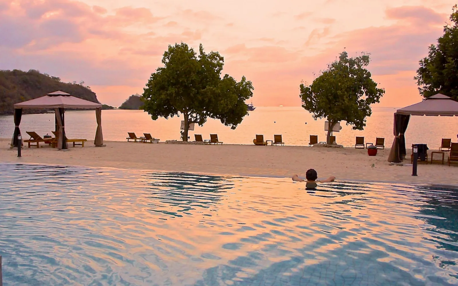 The Sylvia Harbor Sunset Lounge at Sylvia Hotel and Resort