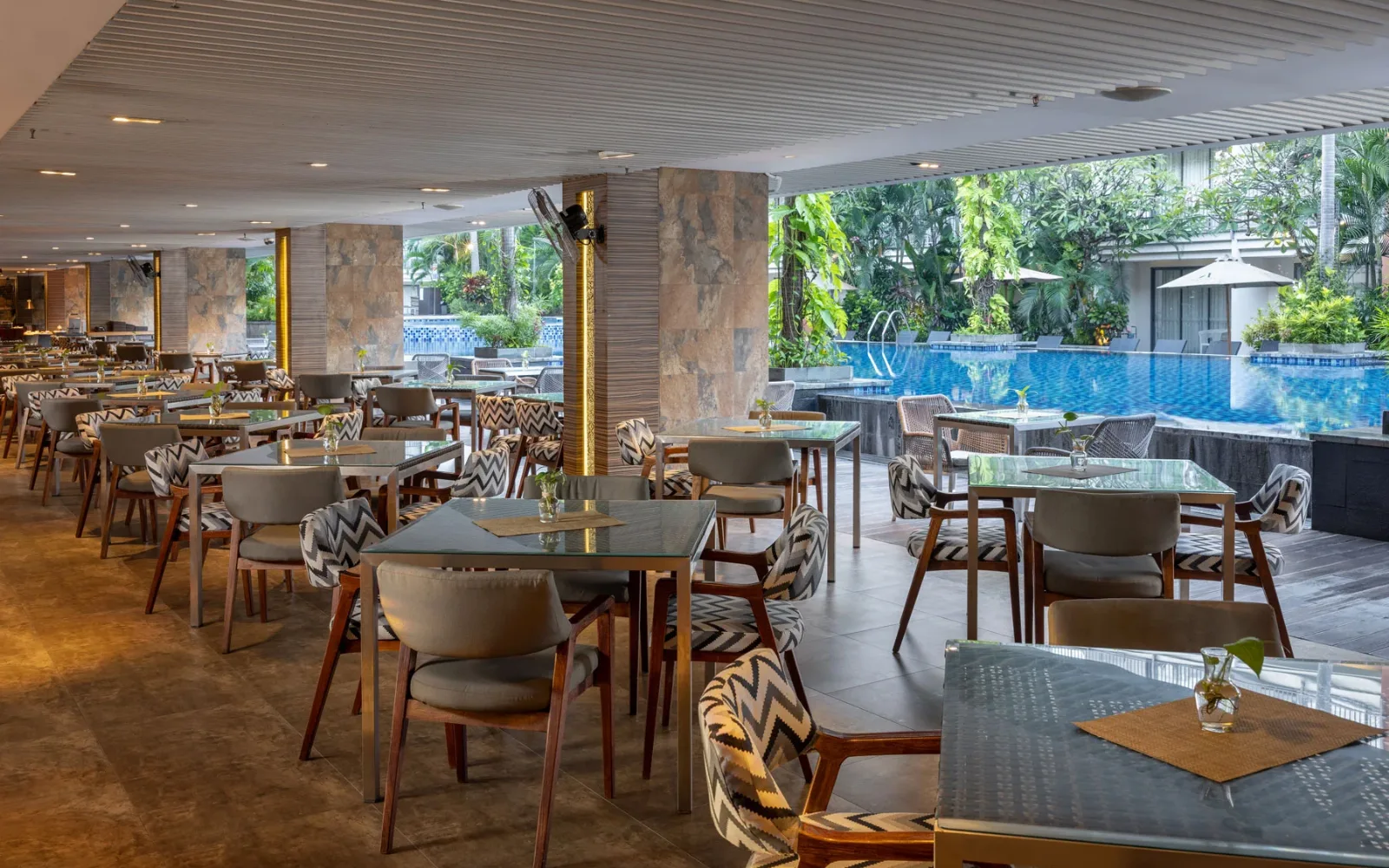 Tropical Lounge & Bar