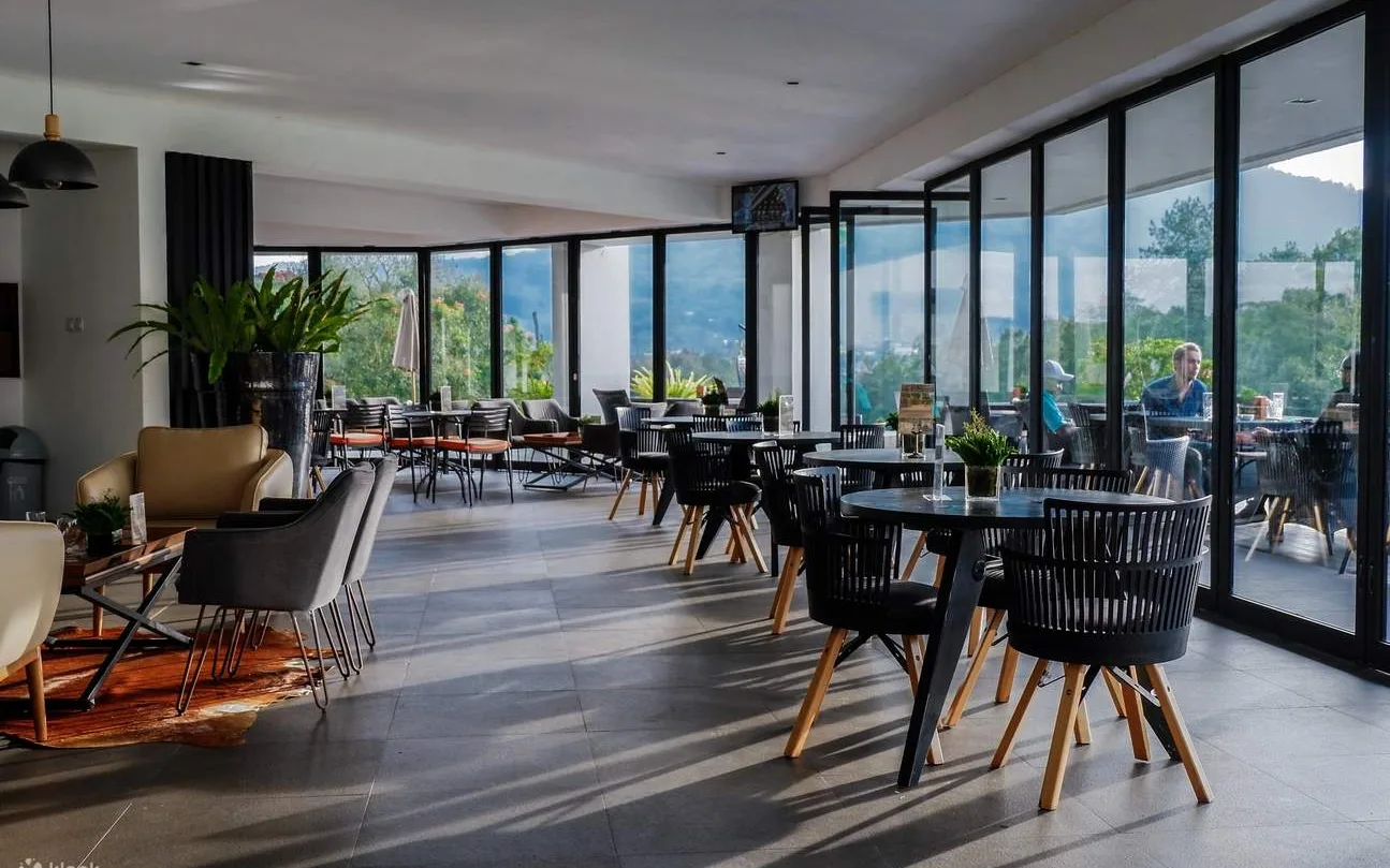 Tropical Lounge & Bar
