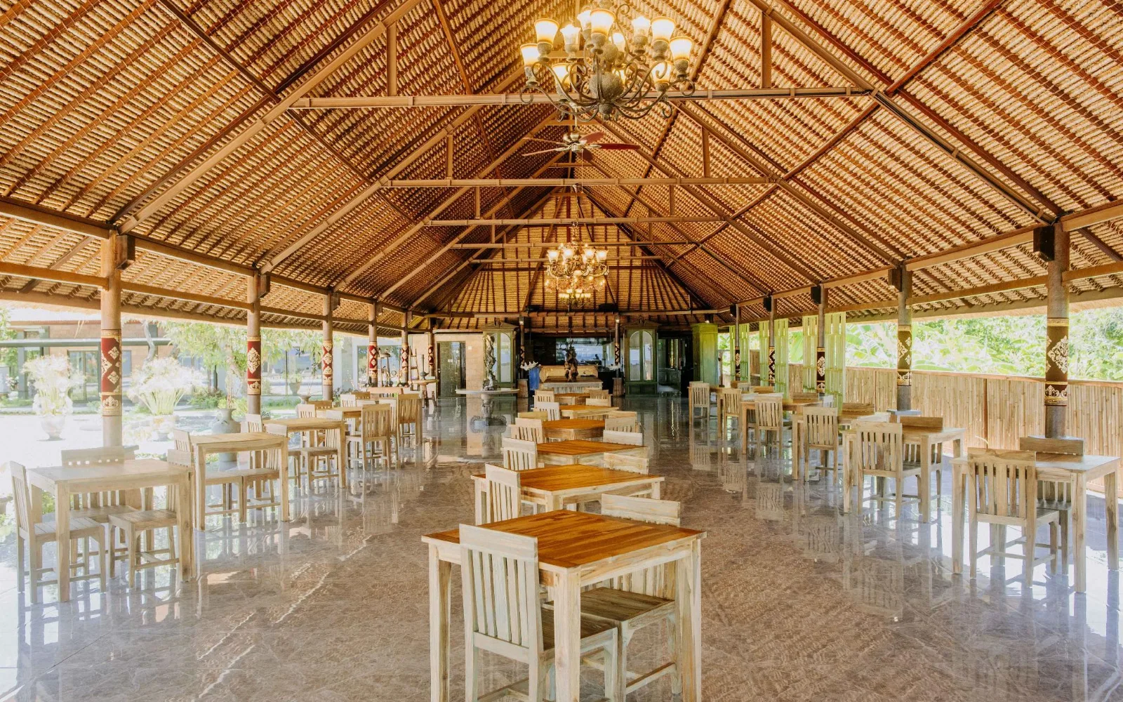 Tropical Lounge & Bar at New Sunari Lovina Beach Resort