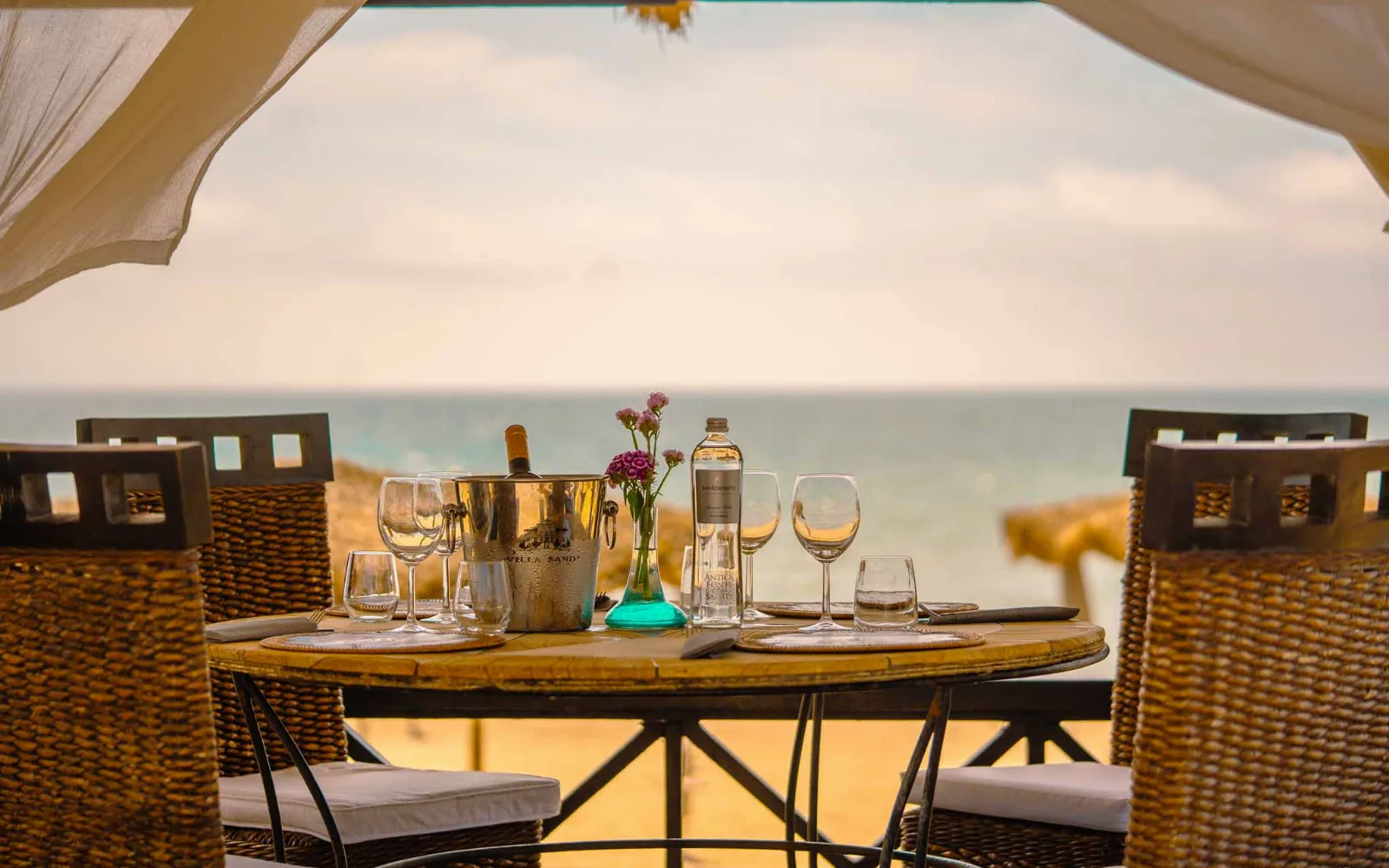 Tropical Lounge & Bar at Rama Beach Resort & Villas