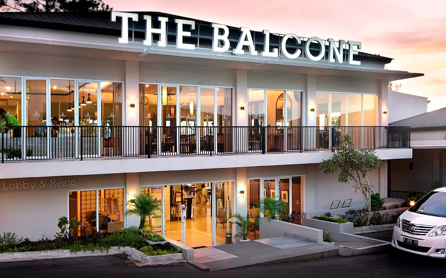 Tropical Lounge & Bar at The Balcone Hotel & Resort Bukittinggi
