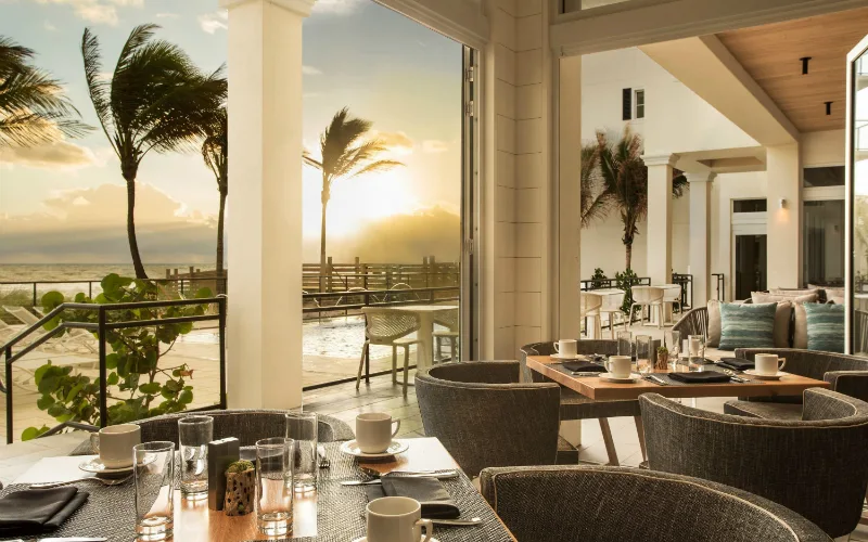 Tropical Lounge & Bar at The Mansion Resort Hotel & Spa
