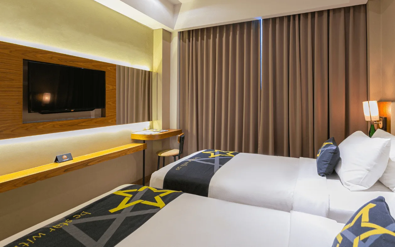 Yellow Restaurant at Yellow Star Ambarukmo Hotel