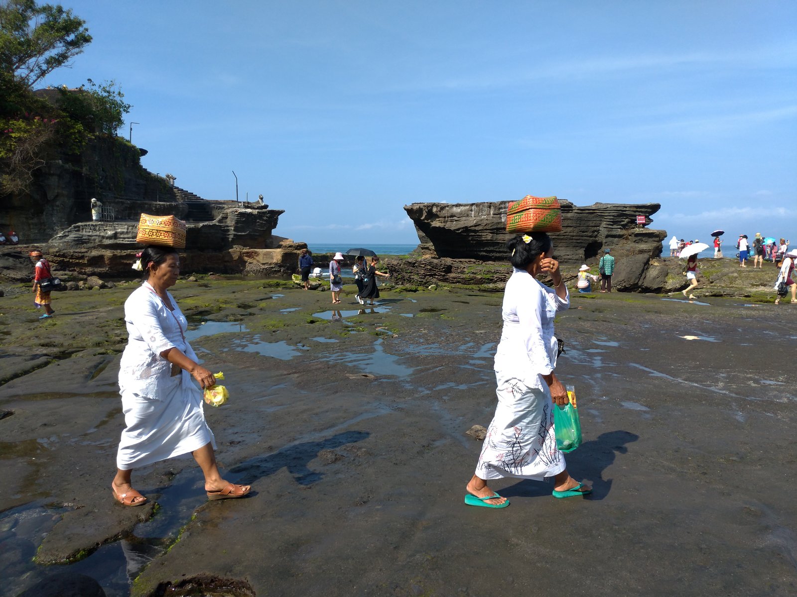 Foreign Visitors Join Bali’s Siat Tipat Bantal Tradition in Kapal