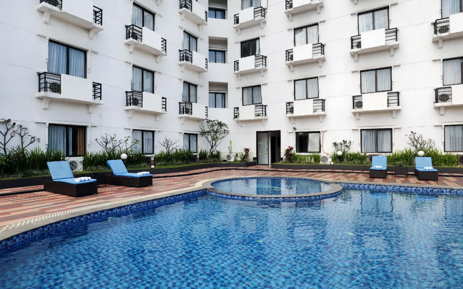 Courtyard Pool & Spa at Vue Palace, ARTOTEL Curated