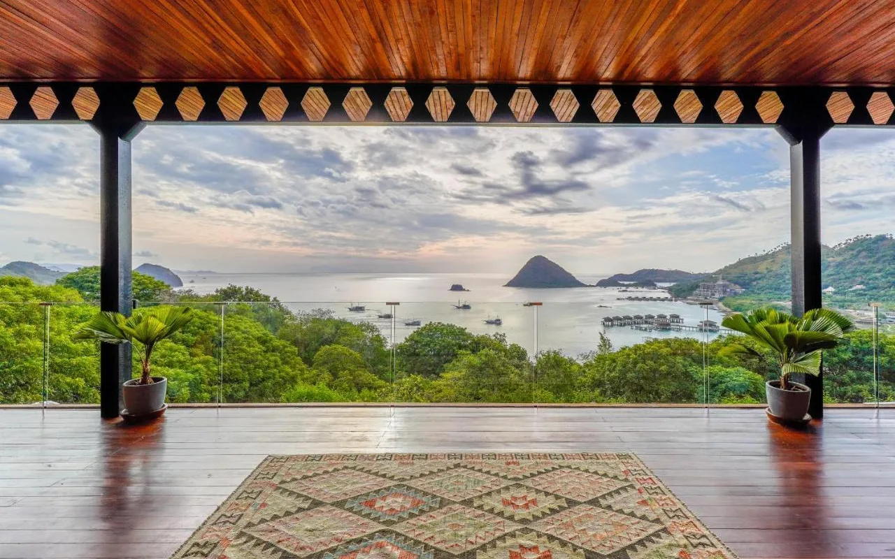 Paradise Island Spa & Wellness at Paradise Garage Komodo Villa
