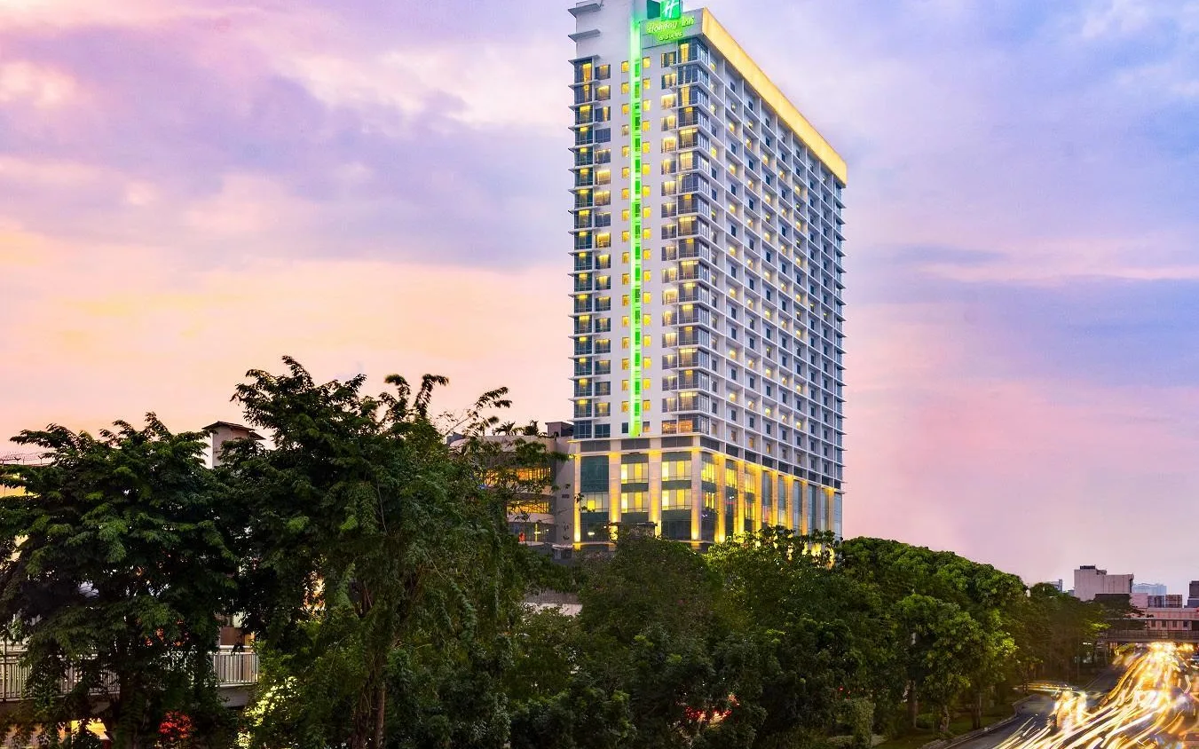 Sky Infinity Pool & Gym at Holiday Inn & Suites Jakarta Gajah Mada By IHG