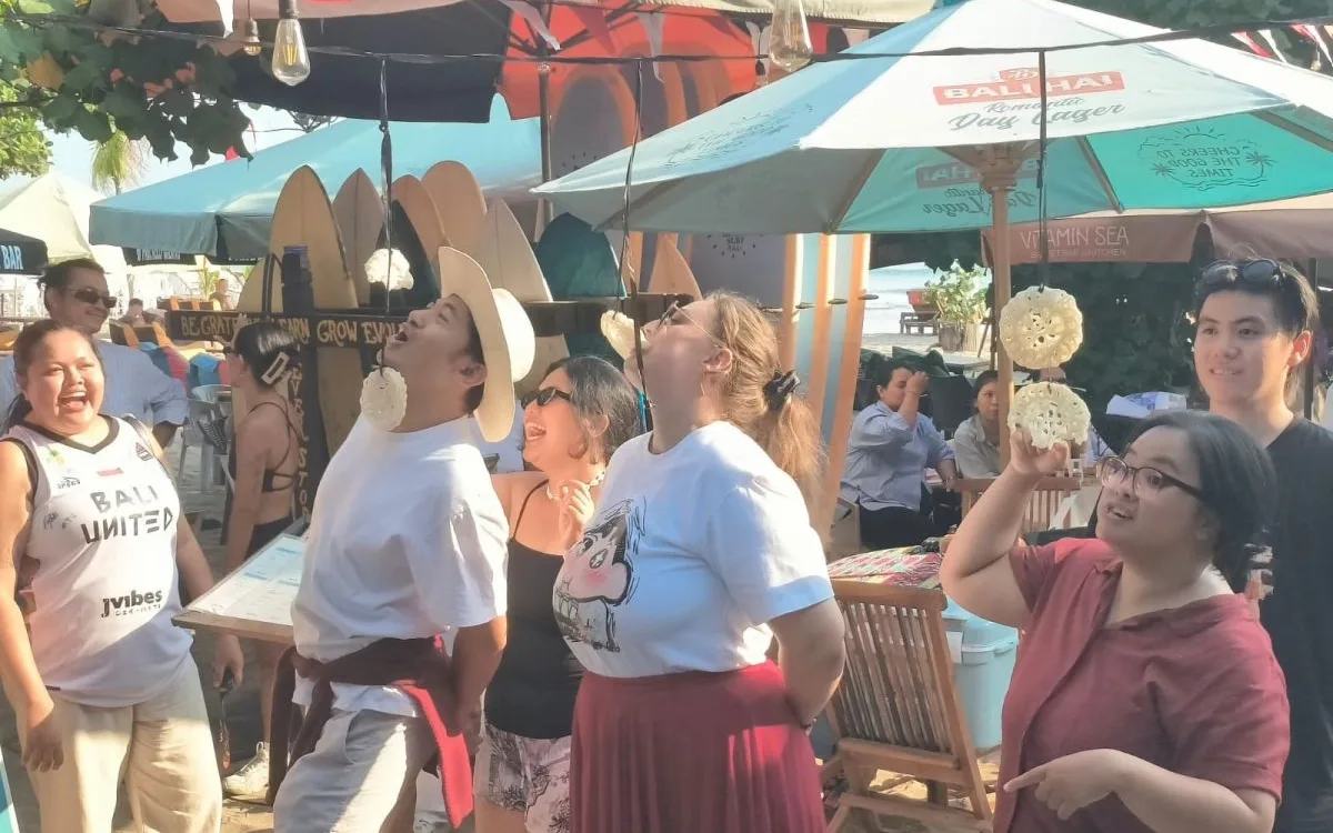 Foreign tourists take part in a special competition on August 17 at Legian Beach